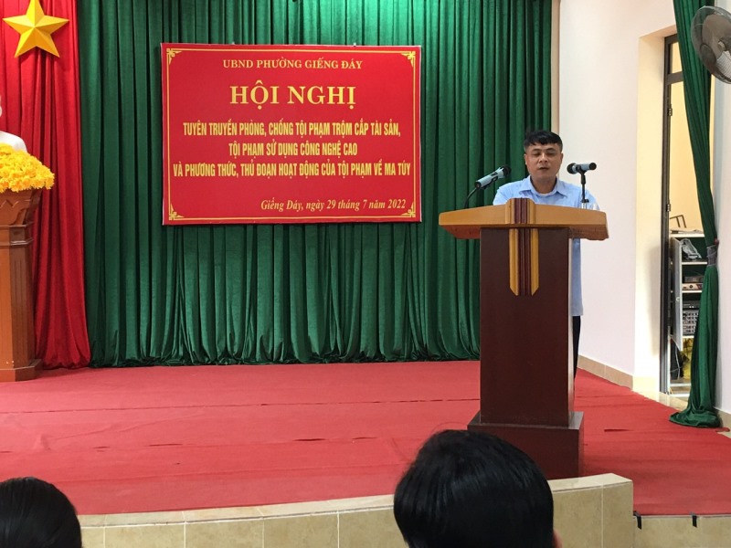 UBND phường phối hợp cùng công an thành phố Hạ Long tổ chức hội nghị tuyên truyền cho nhân dân tại Nhà văn hoá khu 1.