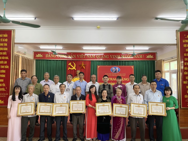 Đảng bộ phường Giếng Đáy tổ chức Lễ Trao Huy hiệu Đảng cho 09 Đảng viên đợt 07/11/2022
