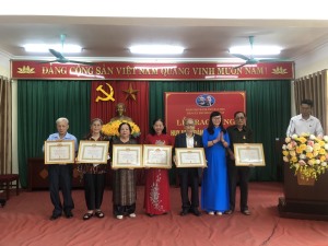 Đảng bộ phường Giếng Đáy tổ chức trao Huy hiệu Đảng