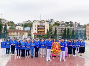 Đoàn phường Giếng Đáy tổ chức lễ dâng hương và kết nạp Đoàn cho 40 học sinh ưu tú thuộc Chi đoàn trường THCS Lý Tự Trọng