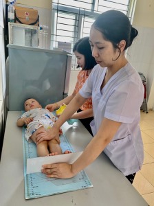 Trạm y tế phường Giếng đáy tổ chức cân, đo và cho trẻ uống Vitamin A đợt 1 năm 2023