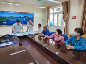 Lãnh đạo phường Giếng Đáy tiếp công dân tổ 6 khu 3B tại trụ sở UBND phường