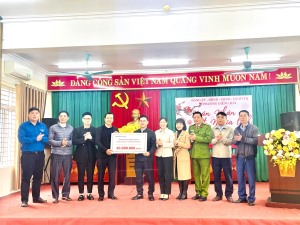 Công ty TNHH MTV Ô tô Trường Hải Quảng Ninh tặng quà Tết cho các hộ gia đình có hoàn cảnh khó khăn trên địa bàn phường Giếng Đáy