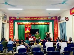 Công an phường Giếng Đáy tuyên truyền tác hại của ma túy đến nhân dân các khu phố.