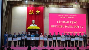 Lễ trao tặng Huy hiệu Đảng đợt 3-2